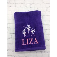 Ballerina Personalisierte Strandtuch Monogrammiert Pool Party Geburtstagsgeschenk Ballett Mädchen Geschenk Brautparty Gefälligkeiten Handtuch von Crafting4Caleb