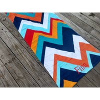 Chevron Personalisiertes Strandtuch Mit Monogramm Geburtstagsgeschenk Abschlussgeschenk Monogrammhandtuch Geschenk Für Ihn Chevron Personalisiertes Strandtuch Mit Monogramm Geburtstagsgeschenk Abschlussgeschenk Monogrammhandtuch Geschenk Für Ihn von Crafting4Caleb