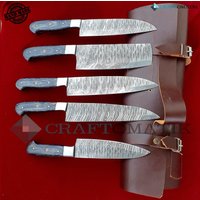 Küchenmesser Chef Set Mit Ledermesserrolle | Damaszener Klinge Damast Stahl Kochmesser Camping Grill Besteck Geschenkset Kk02 Küchenmesser Chef Set Mit Ledermesserrolle | Damaszener Klinge Damast Stahl Kochmesser Camping Grill Besteck Geschenkset Kk02 von Craftomatik