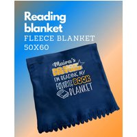 Personalisierte Lesebuchdecke - Fleecedecke "Do Not Disturb I'm Reading My Favorite Book Blanket" Handgemachtes Geschenk von CraftsByDayShop