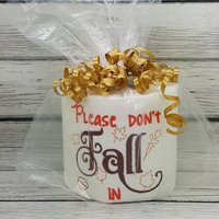 Bitte Fallen Sie in Besticktes Toilettenpapier von CraftsByRAJA