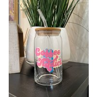 Eiskaffee Bierglas Dose | Bierglasdose Glaskaffeetasse Sodaglas Kaffeesüchtig Individuelle Tasse Mit Bambusdeckel Eiskaffee Bierglas Dose | Bierglasdose Glaskaffeetasse Sodaglas Kaffeesüchtig Individuelle Tasse Mit Bambusdeckel von CraftsWithSuz
