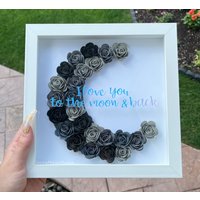 Mond Blumen Schatten Box | Astronomie Geschenkbox Rosen-Geschenkbox Angepasstes Geschenk Für Geburtstag, Valentinstag, Muttertag, Jahrestag Mond Blumen Schatten Box | Astronomie Geschenkbox Rosen-Geschenkbox Angepasstes Geschenk Für Geburtstag, Valentinstag, Muttertag, Jahrestag von CraftsWithSuz