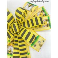 Hummel Dekoschleife/Sommerkranz Schleife Bumblebee Gelb Und Schwarze Sommer Wichtelschleife von CraftsbyBeba