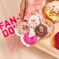 Fan-Fan Donut Box Ornament, Hand Gefilzte Charme, Handgemachte Foodie Dekor von Craftspring