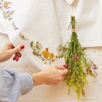 Frühling Stickerei Tischläufer, Hand Gestickte Stoff Tischset, Genähte Festliche Esstisch Dekor von Craftspring