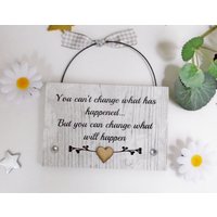 Du Kannst Nicht Ändern, Was Passiert Ist. Aber Sie Können Passieren Wird Inspirierende Freundschaft Geschenk-Plakette Du Kannst Nicht Ändern, Was Passiert Ist. Aber Sie Können Passieren Wird Inspirierende Freundschaft Geschenk-Plakette von Craftworksdirect
