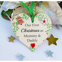 Unser Erstes Weihnachten Als Mama Und Papa Geschenkplakette Aus Holz Unser Erstes Weihnachten Als Mama Und Papa Geschenkplakette Aus Holz von Craftworksdirect