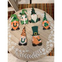 St Patty's Day Tiered Tray Gnomes, Mini Holz Wichtel, Gestuftes Tablett Dekor, Wichtel Für Stufenablagen, Perlengirlande von CraftyBundlesStudio