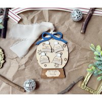 Personalisierte Familie Schneekugel Ornament - Weihnachtsgeschenk, Retro Style Personalisierte Familie Schneekugel Ornament - Weihnachtsgeschenk, Retro Style von CraftyChaosByLacey