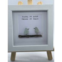 Seeglas Kunst Rahmen Zitat Schwester Immer Meine Für Immer Mein Freund Vögel Gerahmt Originalkunstwerk. Geburtstagsgeschenk Einzigartiges Geschenk Seeglas Kunst Rahmen Zitat Schwester Immer Meine Für Immer Mein Freund Vögel Gerahmt Originalkunstwerk. Geburtstagsgeschenk Einzigartiges Geschenk von CraftyCleave