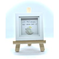 Seeglas Kunstrahmen Zitat I'm 99% Angel Lustig Kunst Gerahmt, Wohnkultur. Geschenk Original Kunstwerk Cornish Seaglass Seeglas Kunstrahmen Zitat I'm 99% Angel Lustig Kunst Gerahmt, Wohnkultur. Geschenk Original Kunstwerk Cornish Seaglass von CraftyCleave