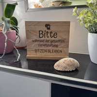 Kloschild Lustig | Badezimmerdeko Aus Holz "Bitte Sitzen Bleiben" von CraftyHubDE