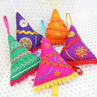 Handgestickter Weihnachtsbaumschmuck Aus Filz Kitsch Holiday Decor von CraftyJoDesigns