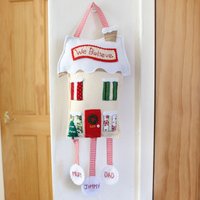 Personalisierter Gestickter Weihnachtswandbehang Festliches Hausdekor von CraftyJoDesigns