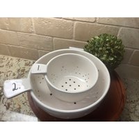 Rae Dunn 2-Teiliges Sieb-Set, Küchensieb-Set, Sieb-Set Aus Keramik, Sieb Zum Abtropfen Von Salat, Teekanne Und Rae Dunn 2-Teiliges Sieb-Set, Küchensieb-Set, Sieb-Set Aus Keramik, Sieb Zum Abtropfen Von Salat, Teekanne Und von CraftyKitchenCompany