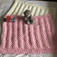 Babydecke Handgestrickte Krippe Kinderbett Wiege Kinderwagendecke Rosa Oder Hellblau von CraftyKnittedToppers