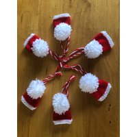 Handgestrickte Weihnachtsmütze Mit Ornamenten Rot & Weiß | 6Er Set Handgestrickte Weihnachtsmütze Mit Ornamenten Rot & Weiß | 6Er Set von CraftyKnittedToppers