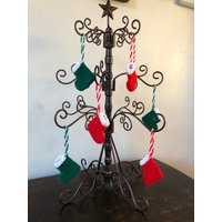 Weihnachtsstrümpfe Baumschmuck Gestrickte Hängedekoration Adventskalender von CraftyKnittedToppers