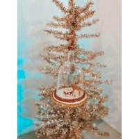 Lametta-Baum Und Rentier-Cloche-Ornament von CraftyLouWillis