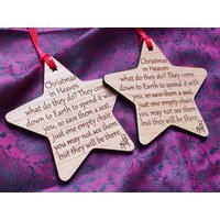 Weihnachtsbaumschmuck Aus Holz Zum Gedenken An Weihnachten. in Erinnerung Einen Geliebten Menschen, Der Von Uns Gegangen Ist Weihnachtsbaumschmuck Aus Holz Zum Gedenken An Weihnachten. in Erinnerung Einen Geliebten Menschen, Der Von Uns Gegangen Ist von Craftycowengraving