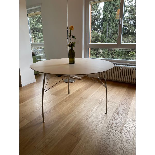 Hängender runder Couchtisch aus weiß lackiertem Holz, Crassevig von Crassevig