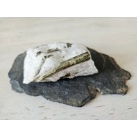 Sehr Gut Erhaltene Epidot Kristall in Quarz Stufe, 80 X 60 36 Mm, 168 Gramm von CrazyStonesShop