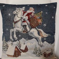 Jacquard Gobelin Kissenbezug Mit Glitzerndem Weihnachtsmann Auf Pferd, 45 X cm. Trendige Innendekoration - Dekokissen Weihnachtsgeschenk Jacquard Gobelin Kissenbezug Mit Glitzerndem Weihnachtsmann Auf Pferd, 45 X cm. Trendige Innendekoration - Dekokissen Weihnachtsgeschenk von CreAlineFrance