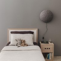 Wandlampe Eclipse Mit Hellgrauem Sockel Aus Pappmaché von CreaReDesign