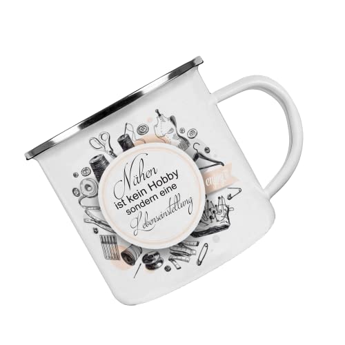 Crealuxe Emaille Tasse personalisiert 'Nähen ist kein Hobby sondern eine Lebenseinstellung', Becher mit Name und Spruch, Camping Tasse von Crealuxe