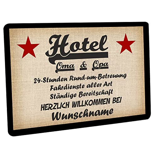 Crealuxe Fussmatte Herzlich Willkommen (Wunschname/Wunschtext) Hotel Oma & Opa - 60x40 cm - Gummi Rückseite/rutschfest - Filzoberfläche - Bedruckte Türmatte - Innenmatte - Schmutzmatte von Crealuxe
