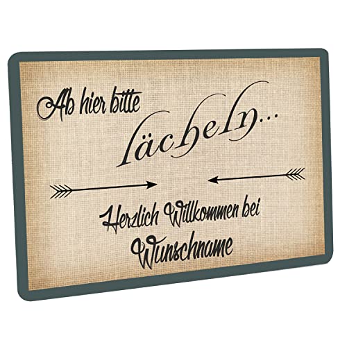 Crealuxe Fussmatte mit Wunschtext/Wunschname Ab Hier Bitte lächeln - 60x40 cm - Gummi Rückseite/rutschfest - Filzoberfläche - Bedruckte Türmatte - Innenmatte - Schmutzmatte von Crealuxe