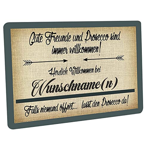 Crealuxe Fussmatte mit Wunschtext/Wunschname Gute Freunde und Prosecco sind Immer willkommen - 60x40 cm - Gummi Rückseite/rutschfest - Filzoberfläche - Bedruckte Türmatte - Innenmatte von Crealuxe