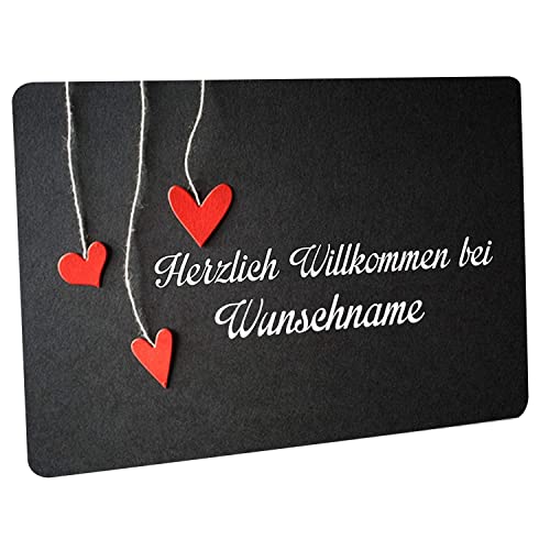 Crealuxe Fussmatte mit Wunschtext/Wunschname Herzlich Willkommen - Motiv 3 Rote Herzen - 60x40 cm - Gummi Rückseite/rutschfest - Filzoberfläche - Bedruckte Türmatte - Innenmatte von Crealuxe