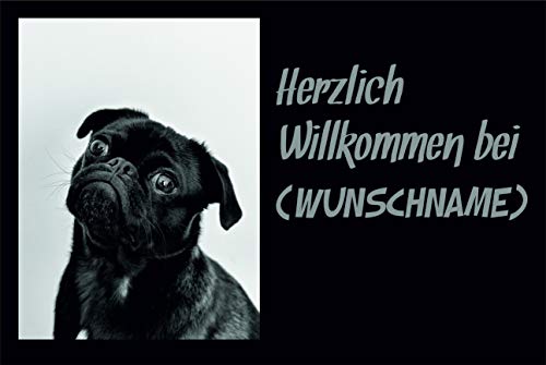 Crealuxe Fussmatte mit Wunschtext/Wunschname Herzlich Willkommen - Motiv Mops - 60x40 cm - Gummi Rückseite/rutschfest - Filzoberfläche - Bedruckte Türmatte - Innenmatte - Schmutzmatte von Crealuxe