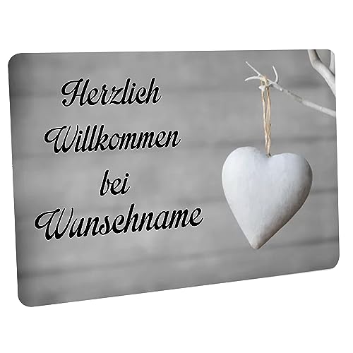 Crealuxe Fussmatte mit Wunschtext/Wunschname Herzlich Willkommen - Motiv Weißes Herz am AST - 60x40 cm - Gummi Rückseite/rutschfest - Filzoberfläche - Bedruckte Türmatte - Innenmatte von Crealuxe