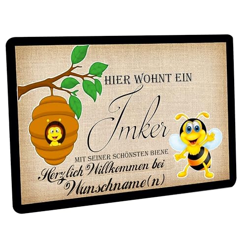 Crealuxe Fussmatte mit Wunschtext/Wunschname Hier wohnt EIN Imker mit ... - 60x40 cm - Gummi Rückseite/rutschfest - Filzoberfläche - Bedruckte Türmatte - Innenmatte - Schmutzmatte von Crealuxe