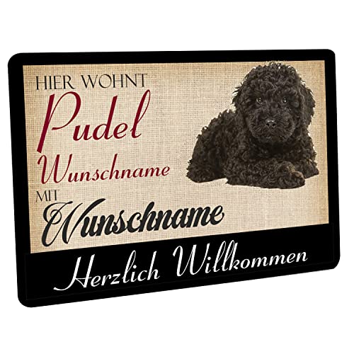 Crealuxe Fussmatte mit Wunschtext/Wunschname Hier wohnt Pudel - 60x40 cm - Gummi Rückseite/rutschfest - Filzoberfläche - Bedruckte Türmatte - Innenmatte von Crealuxe