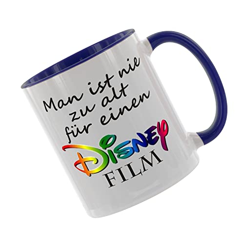 Crealuxe Kaffeetasse - Man ist nie zu alt für einen Disney Film - Spruchtasse, Bürotasse, bedruckte Keramiktasse, Tasse mit Spruch, Hochwertige Kaffeetasse (Blau) von Crealuxe