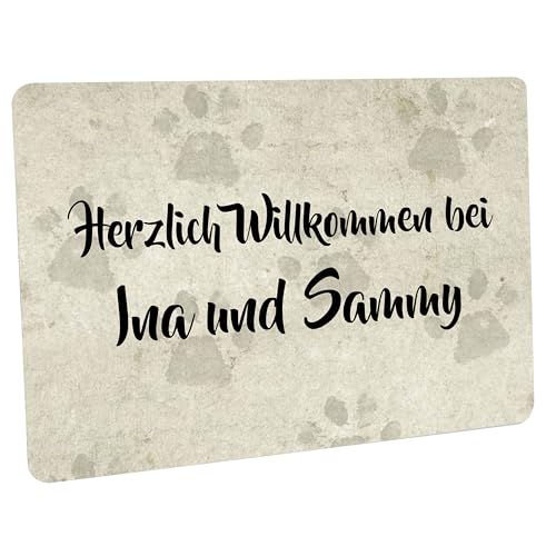 Crealuxe Fußmatte - Herzlich Willkommen bei Namen (Pfotenhintergrund) - personalisiert, rutschfeste Schmutzfangmatte für Innen & Außen, wetterfeste & waschbare Matte für Haustür, Paare & Familie von Crealuxe