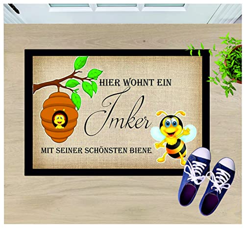 Crealuxe Fussmatte – “ Hier wohnt EIN Imker mit Seiner “ - 60x40 cm - Gummi Rückseite/rutschfest - Filzoberfläche - Bedruckte Türmatte - Innenmatte - Schmutzmatte von Crealuxe