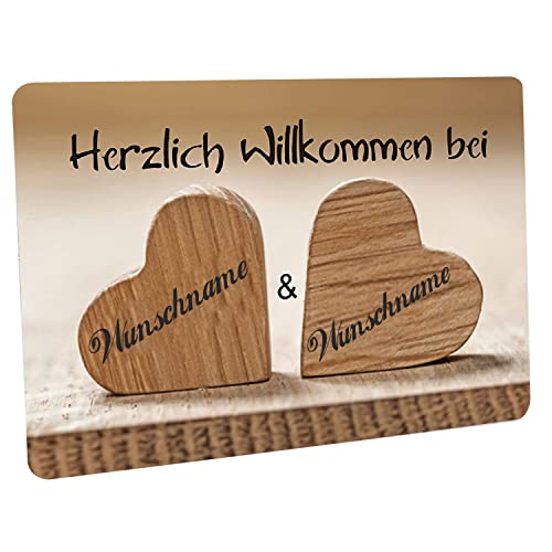 Crealuxe Fussmatte mit Wunschtext/Wunschname Herzlich Willkommen - 2 Holz-Herzen - 60x40 cm - Gummi Rückseite/rutschfest - Filzoberfläche - Bedruckte Türmatte - Innenmatte - Schmutzmatte von Crealuxe