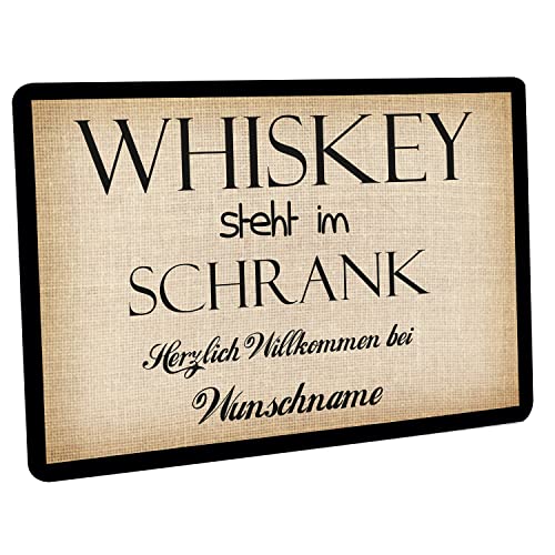 Crealuxe Fussmatte mit Wunschtext/Wunschname Whiskey Steht im Schrank - 60x40 cm - Gummi Rückseite/rutschfest - Filzoberfläche - Bedruckte Türmatte - Innenmatte - Schmutzmatte von Crealuxe