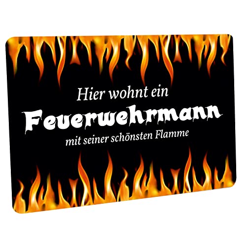 Crealuxe Fussmatte Hier wohnt EIN Feuerwehrmann mit Seiner schönsten Flamme - Fussmatte Bedruckt Türmatte Innenmatte Schmutzmatte lustige Motivfussmatte von Crealuxe