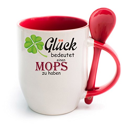 Tasse m. Löffel " Glück bedeutet einen Mops zu haben - " Löffeltasse, Kaffeetasse mit Motiv,Bürotasse, bedruckte Tasse mit Sprüchen oder Bildern - auch individuelle Gestaltung nach Kundenwunsch (rot) von Crealuxe