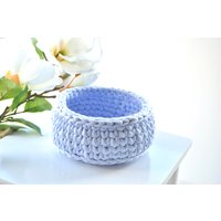 Blauer Häkelkorb - Garnkorb Kinderzimmeraufbewahrung Babyzimmer Weihnachtsgeschenkidee von Creasebysurekha