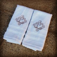 Ausgefallenes Monogramm Handtuch Personalisiertes Dekoratives Badezimmertuch von Create2MotivateGifts