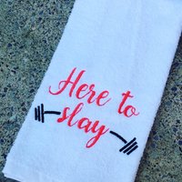 Besticktes Fitnessstudio Sweat-Handtuch Hier To Slay Sport-Handtuch von Create2MotivateGifts