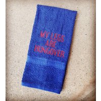 "Besticktes Gym Sweat Handtuch "My Legs Are Hungover" Lustiges Geschenk von Create2MotivateGifts