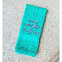 Besticktes Handtuch Für Das Fitnessstudio "Every Workout Is Fortschritt" Sportgeschenk | 40x66cm von Create2MotivateGifts